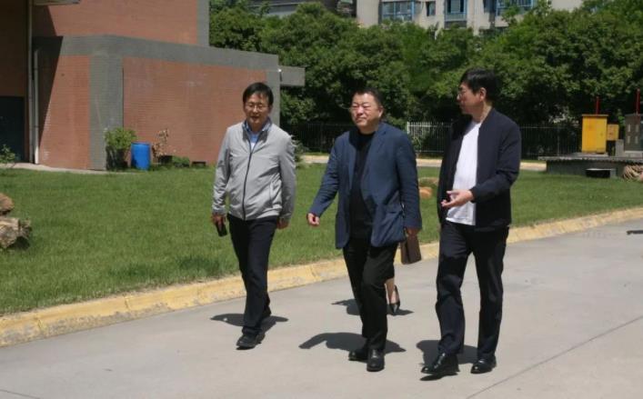 壹定发股份董事长邢雅江慰问一线生产员工 壹定发股份董事长邢雅江慰问一线生产员工