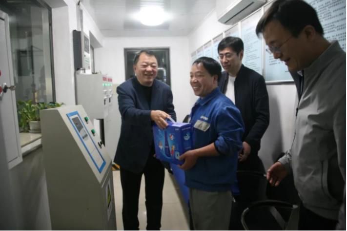 壹定发股份董事长邢雅江慰问一线生产员工 壹定发股份董事长邢雅江慰问一线生产员工