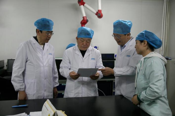 壹定发股份董事长邢雅江慰问一线生产员工 壹定发股份董事长邢雅江慰问一线生产员工