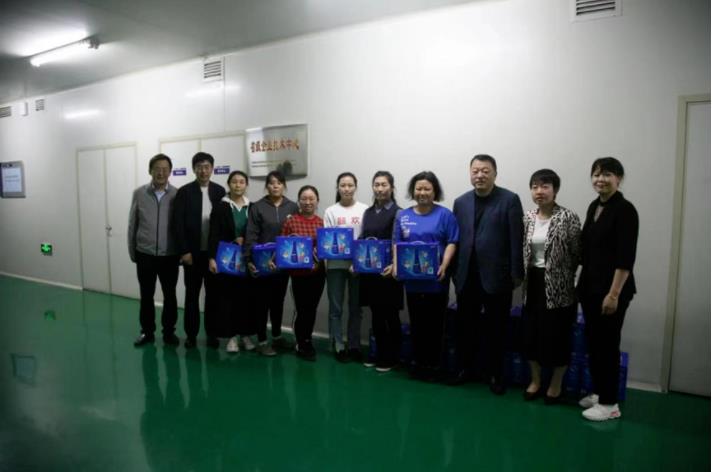 壹定发股份董事长邢雅江慰问一线生产员工